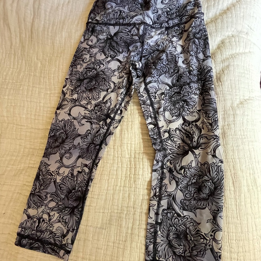 Lululemon wonder under crop size 8 purple/black